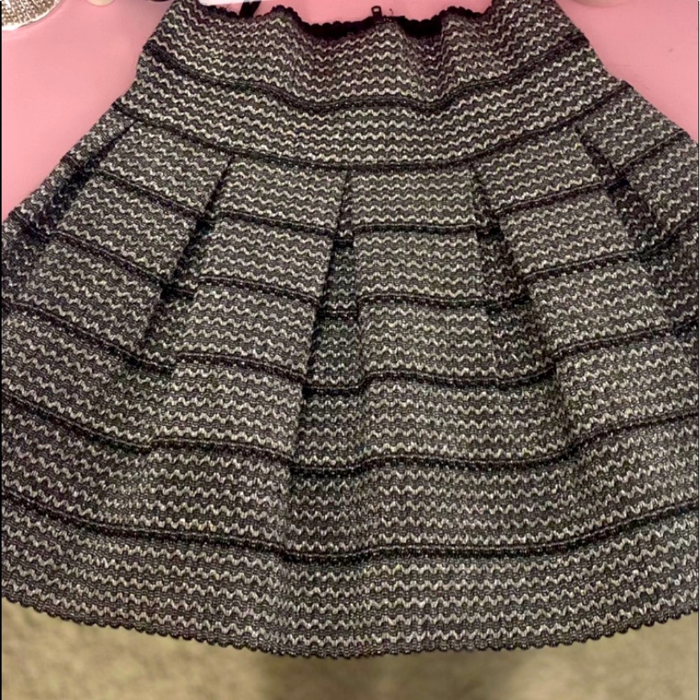 Stiff pendulum skirt